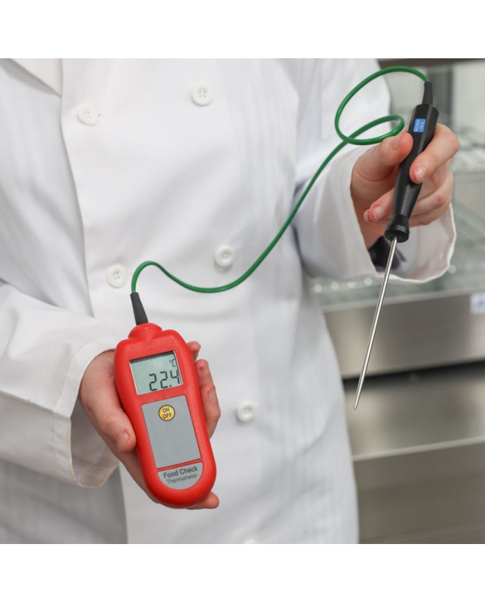 ETI Termometer Food Check®, inklusive insticksgivare. Lämpad för HACCP och egenkontroll. Uppfyller EN 13485. Kalibreringscertifikat ingår. Färg röd