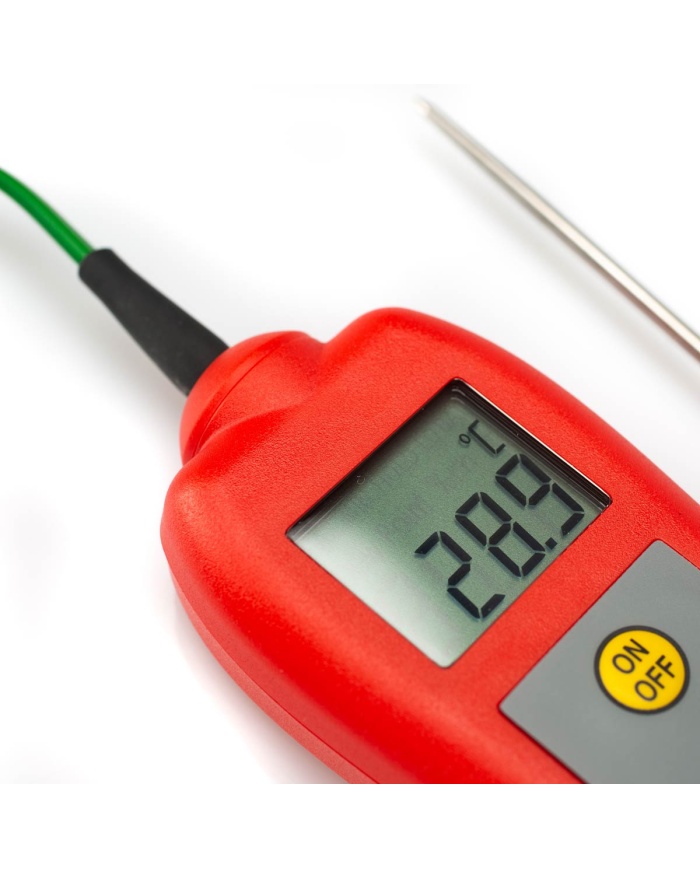 ETI Termometer Food Check®, inklusive insticksgivare. Lämpad för HACCP och egenkontroll. Uppfyller EN 13485. Kalibreringscertifikat ingår. Färg röd