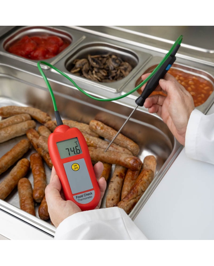 ETI Termometer Food Check®, inklusive insticksgivare. Lämpad för HACCP och egenkontroll. Uppfyller EN 13485. Kalibreringscertifikat ingår. Färg röd