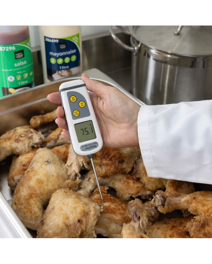 ETI Termometer TempTest® 1. Inklusive fast monterad insticksgivare Ø3.3 x 80mm. Displayen auto-roterar för enkel avläsning. IP67. Mätområde -50 till 300°C. Med kalibreringscertifikat och bärväska.